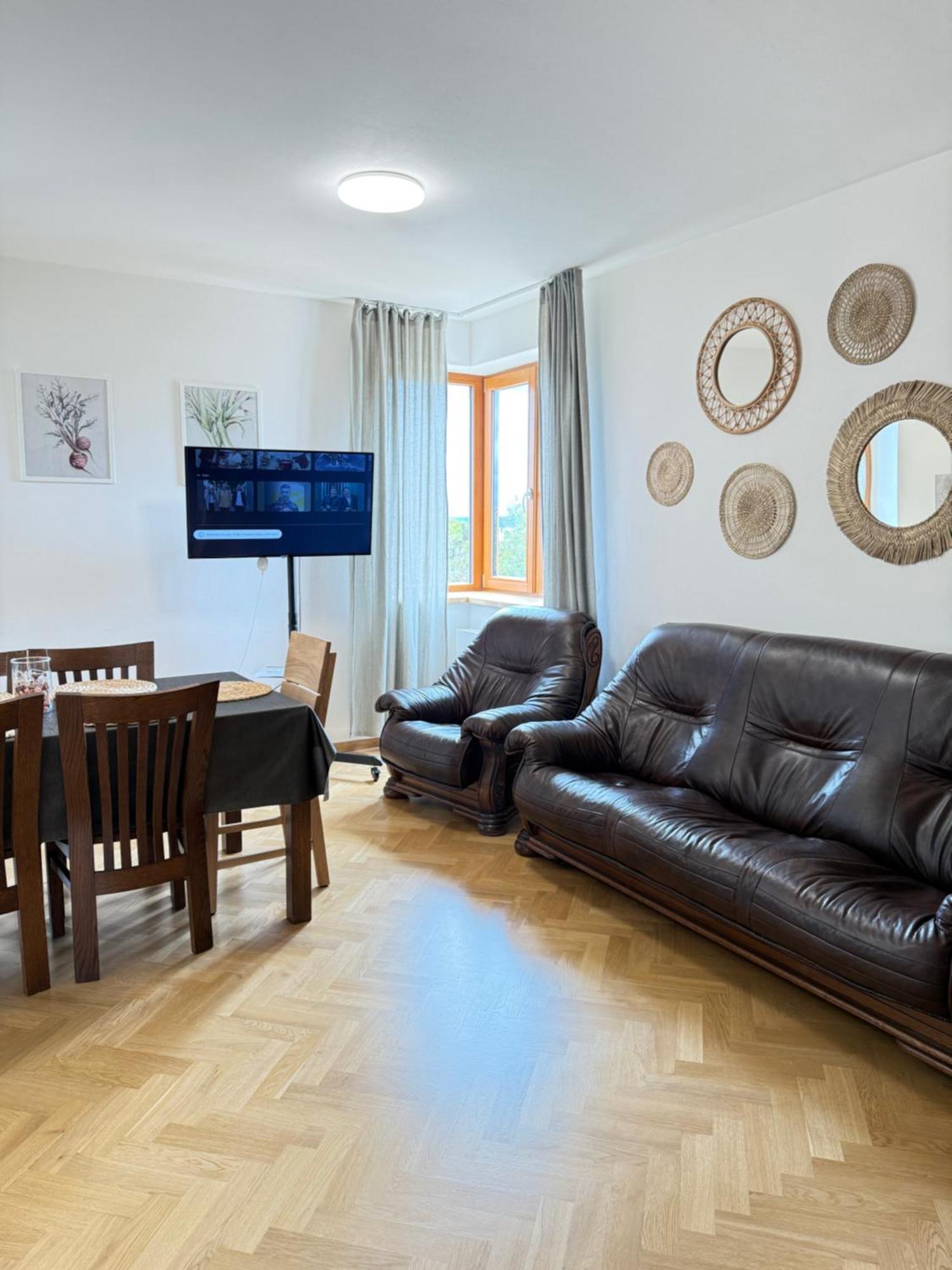 Familyvilla, New 4 Luxury Big Apartments, Parking Praag Buitenkant foto