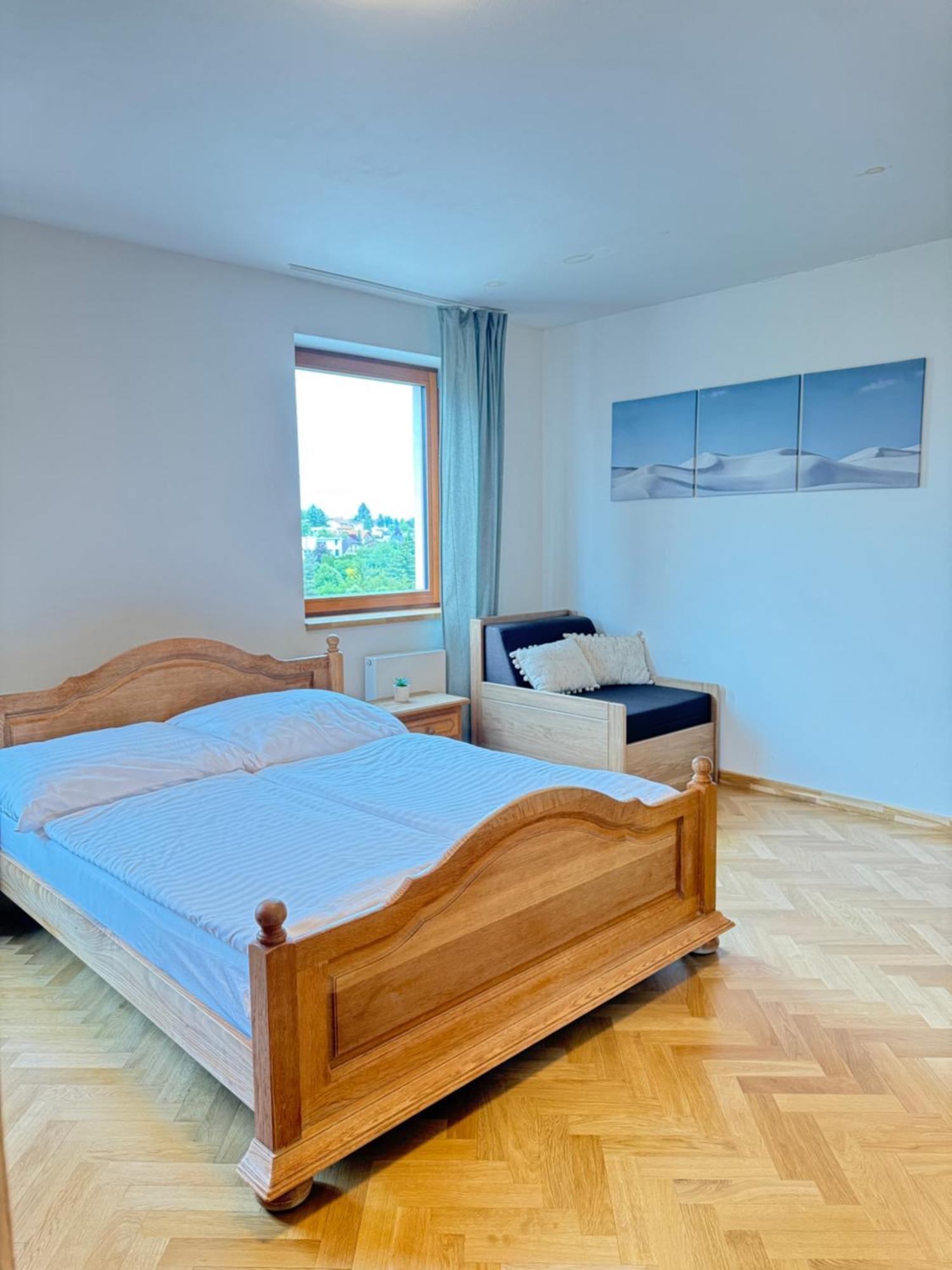 Familyvilla, New 4 Luxury Big Apartments, Parking Praag Buitenkant foto